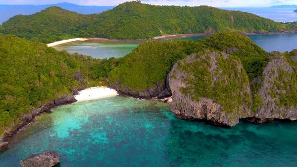 Bela Praia Tropical Com Palmeiras Céu Azul — Fotografia de Stock