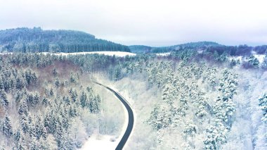 Dağlardaki yolun havadan görünüşü