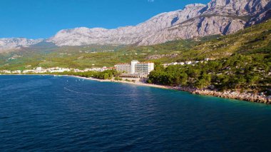 Deniz manzarası ve Akdeniz kıyısının dağları.