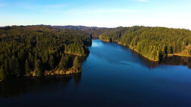 Dağlardaki gölün güzel manzarası
