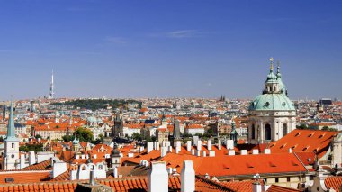 Vltava 'dan Prag' ın güzel hava manzarası.