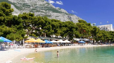 Mavi gökyüzü olan güzel sahil