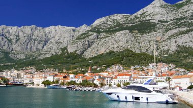 Eski şehir Kotor 'un manzarası, monthe gro