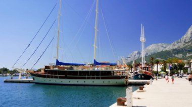 Dağlardaki deniz manzarası