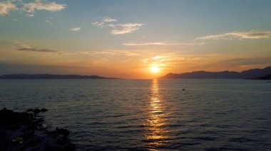 Denizin üzerinde güzel bir gün batımı