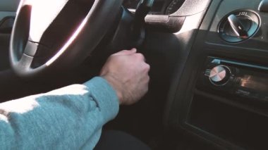 Adam 4K video ile arabayı çalıştırıyor..