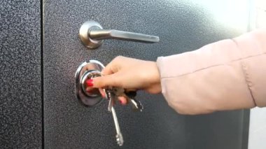 Kadın yeni bir evin kapısını 4 km 'lik video görüntüleriyle kapatıyor.