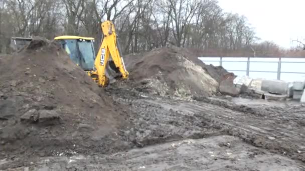 Excavadora Trabajando Barro Despejando Tierra Monta Nuevo Material Archivo Video — Vídeos de Stock