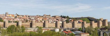 Avila şehrinin panoramik manzarası, İspanyol duvarlı şehri, ortaçağ duvarları