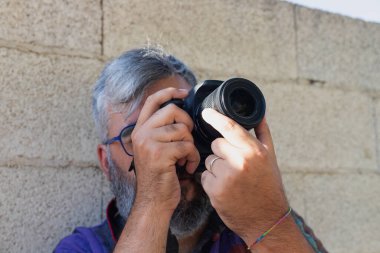 Fotoğraf çeken bir adamın yakın çekimi.