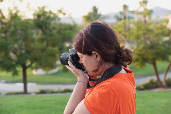 Woman Taking Pictures Park — Stock Photo, Image
