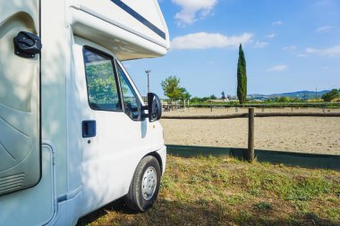 bir manzaranın önündeki karavan