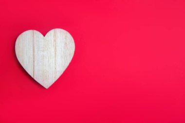 Tahta beyaz takvim. 14 Şubat. Beyaz arka planda bir buket kırmızı gül ve taç yaprakları.. . 