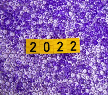 Mor boncuklarda siyah sayılar yazılı ahşap küplerle 2022.