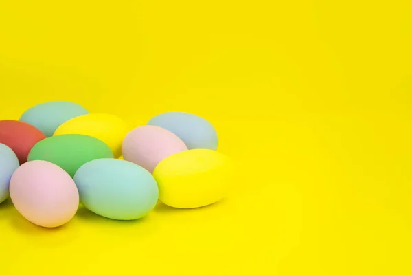 Huevos de Pascua, multicolores sobre fondo amarillo con espacio para texto. —  Fotos de Stock