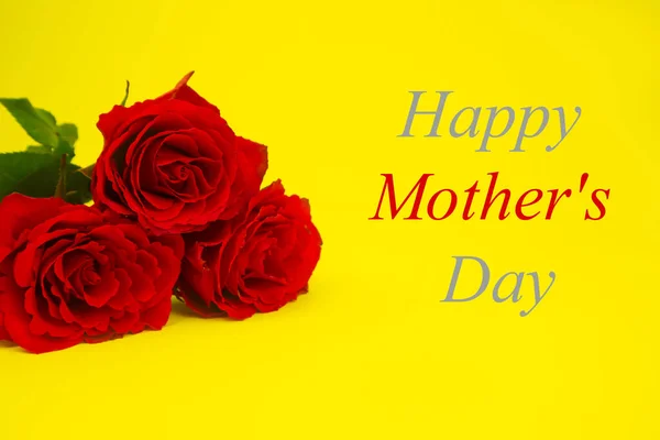 Sarı arka planda annem için kırmızı güller, mesajlar Mutlu Anneler Günü, gri ve kırmızı — Stok fotoğraf