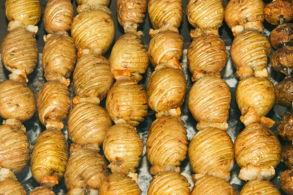 Patatesler altın renginde, ızgarada kızartılmış, şiş giydirilmiş, genç ve küçük. Restoran, parti, tatil, lezzetli yemekler, ızgara. Yüksek kalite fotoğraf
