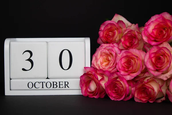 Outubro Calendário Madeira Branco Sobre Fundo Preto Rosas Rosa Encontram — Fotografia de Stock