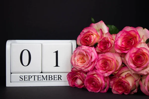 1Er Septembre Calendrier Bois Blanc Sur Fond Noir Roses Roses — Photo