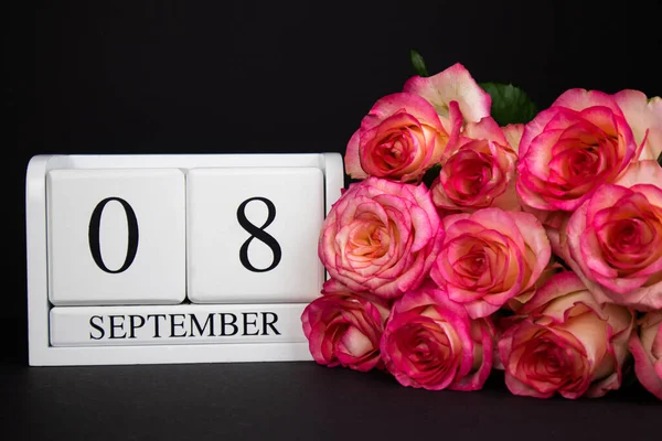 Szeptember Naptár Fehér Fekete Háttérrel Rózsaszín Rózsák Közelben Képeslap Másolási — Stock Fotó