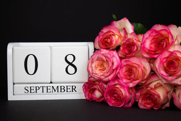 September Träkalender Vit Svart Bakgrund Rosa Rosor Ligger Närheten Vykort — Stockfoto