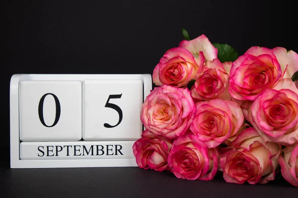 September Houten Kalender Wit Een Zwarte Achtergrond Roze Rozen Liggen — Stockfoto