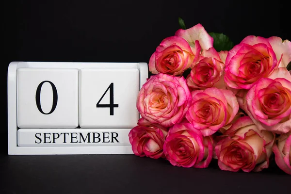 Septiembre Calendario Madera Blanco Sobre Fondo Negro Rosas Rosadas Encuentran —  Fotos de Stock