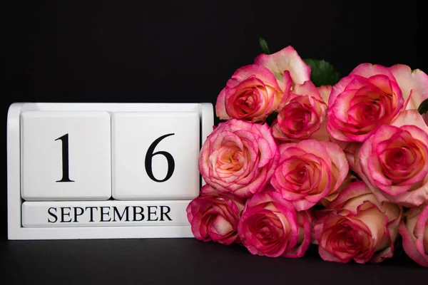 Septembre Calendrier Bois Blanc Sur Fond Noir Roses Roses Trouvent — Photo