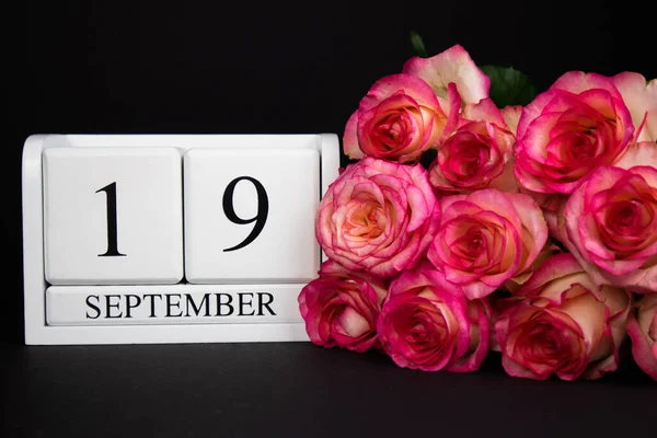 Septiembre Calendario Madera Blanco Sobre Fondo Negro Rosas Color Rosa — Foto de Stock