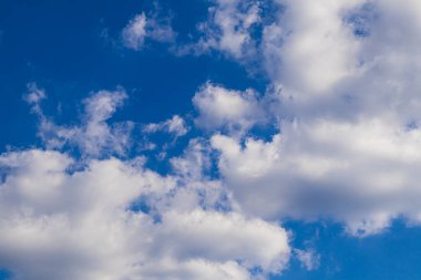 Beyaz bulutlu mavi gökyüzü, yazı için yeri olan bir arka plan. Fotoğraf duvar kağıdı konsepti, kopyalama alanı, mocap, arkaplan, metin, düzen, doğa, çevre, hava durumu yüksek kaliteli fotoğraf
