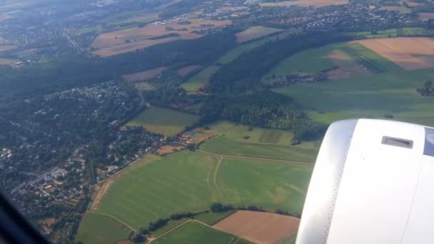 Das Flugzeug Hebt Überfliegt Die Stadt Und Die Felder Draufsicht — Stockvideo
