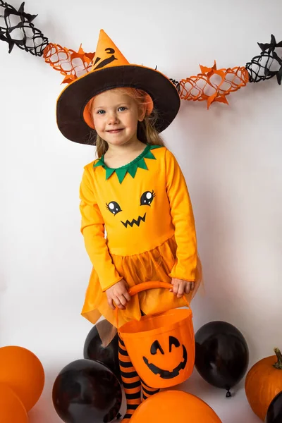 Halloween Una Niña Vestida Calabaza Está Pie Con Cubo Naranja —  Fotos de Stock