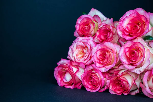 ピンク色の白いバラの花束は黒い背景にあります コピースペース付きのポストカード コンセプトお祝い 重要な日 結婚式 誕生日 バレンタイン 招待状 パーティー モップ — ストック写真