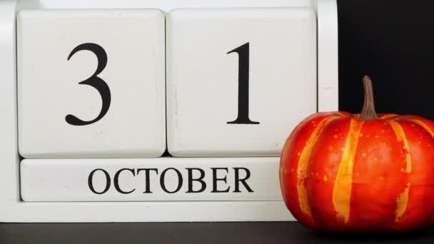 Halloween Oktober Vit Trä Kalender Svart Bakgrund Bredvid Den Pumpa — Stockvideo