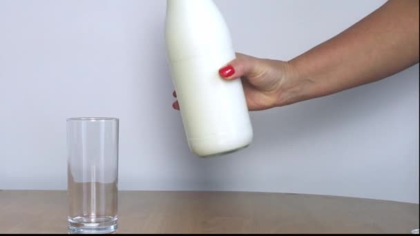 Film Mjölk Glasflaska Hälls Flickas Hand Ett Glas Isolat Begreppet — Stockvideo