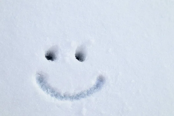 Figura Cara Dibujada Nieve Sonrisa Ojos Emociones Postal Con Espacio — Foto de Stock