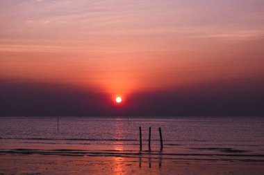 Sahilde gün batımı manzarası. Tatil kavramında gevşeme zamanı