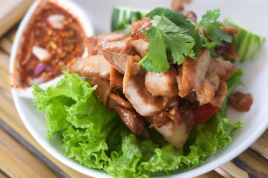 Lezzetli ızgara domuz pirzolası. Yemekte sebze var.