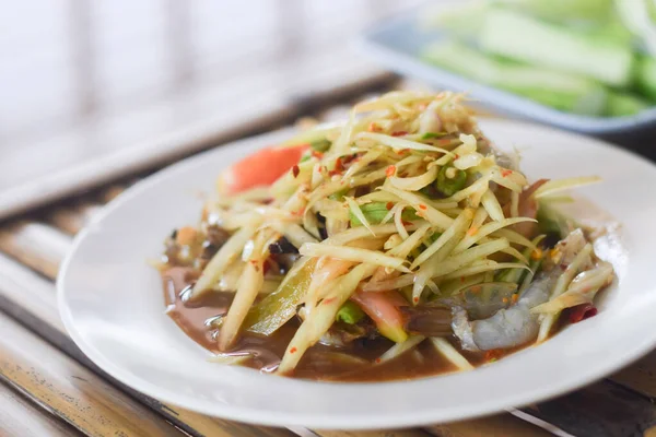 Salada Mamão Com Camarão Prato Branco Comida Tailandesa Deliciosa Popular — Fotografia de Stock