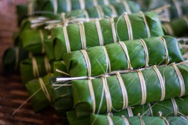 Fasulyeden yapılmış Tayland tatlısı ve muzla sarılmış pirinç Çin Yeni Yıl Festivali 'nde yemek için izin.