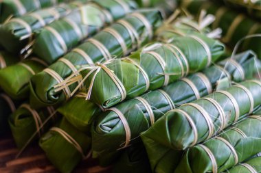 Fasulyeden yapılmış Tayland tatlısı ve muzla sarılmış pirinç Çin Yeni Yıl Festivali 'nde yemek için izin.