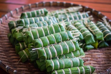 Fasulyeden yapılmış Tayland tatlısı ve muzla sarılmış pirinç Çin Yeni Yıl Festivali 'nde yemek için izin.