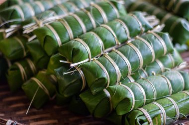 Fasulyeden yapılmış Tayland tatlısı ve muzla sarılmış pirinç Çin Yeni Yıl Festivali 'nde yemek için izin.