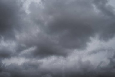 Yağmur mevsimi fırtınası. Bulanık gökyüzü ve bulutlu arkaplan