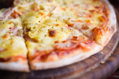 Tahta masada pizza hawai peyniri. Ev yapımı gıda konsepti