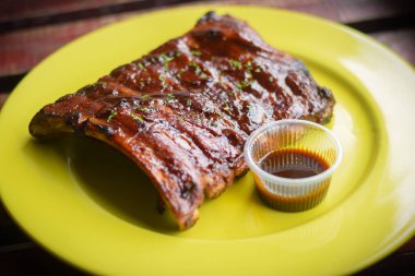 Kızarmış domuz bifteği.