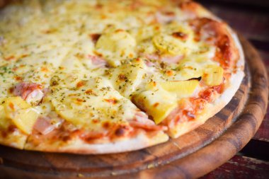 Tahta masada pizza hawai peyniri. Ev yapımı gıda konsepti