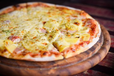 Tahta masada pizza hawai peyniri. Ev yapımı gıda konsepti