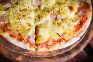 Tahta masada pizza hawai peyniri. Ev yapımı gıda konsepti