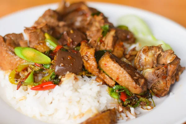 Arroz Cubierto Con Pato Frito Albahaca — Foto de Stock